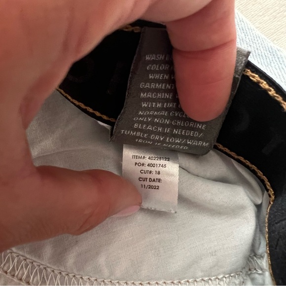 Torrid - 5 Inch Mom Jean Premium Classic Denim Mid-Rise Vintage Short - Picture 8 of 9